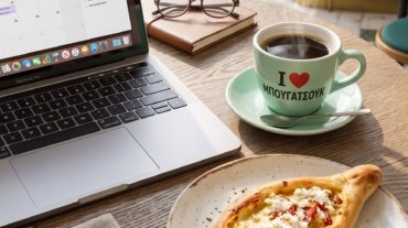 Laptop_coffee_cup_peinirli